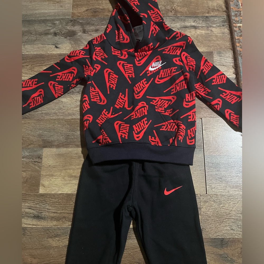 Nike sweatsuit 2t-3t red and blk 20$